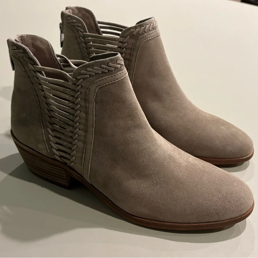 Vince Camuto Pippsy Suede Ankle Booties Cabincore Western low heel taupe - Picture 8 of 13